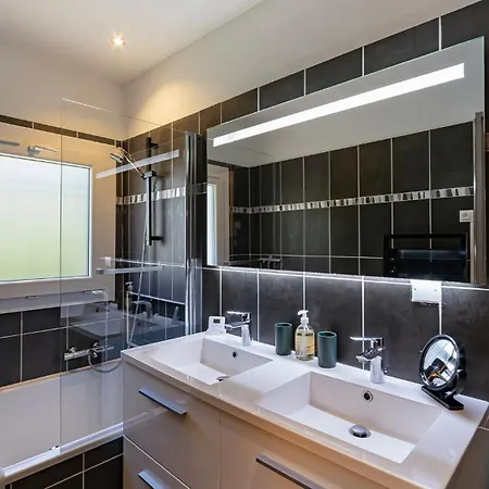 Provenzalische Mit Pool & Garten - Du Vallon By Sur La וילה