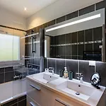 Provenzalische Mit Pool & Garten - Du Vallon By Sur La Villa